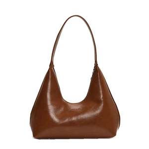 Borsa a spalla Hobo minimalista in pelle verniciata marrone con forma a mezzaluna