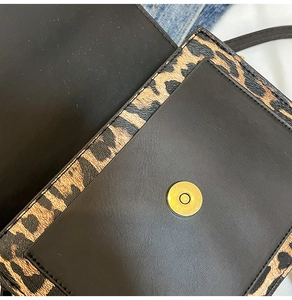Dettaglio della chiusura magnetica sulla borsa leopardata vintage con ecopelle nera