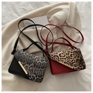Détails des sacs carrés imprimé léopard en noir et bordeaux avec finitions dorées