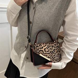 Sac à main tendance à imprimé léopard avec bordures rouges et détails dorés