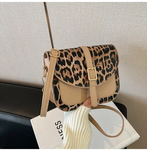 Dettaglio borsa a tracolla leopardata con fibbia dorata regolabile e texture marrone