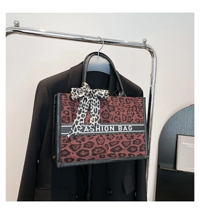 Détail du cabas imprimé léopard rouge-brun avec texte Fashion Bag et foulard en soie