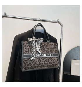 Vue détaillée du grand sac cabas à imprimé léopard avec foulard élégant et texte fashion