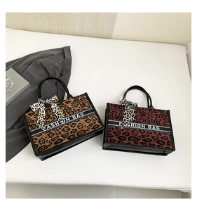 Détail de sacs cabas imprimé léopard avec sangle Fashion Bag et foulards décoratifs