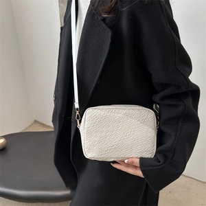 Borsa a tracolla minimalista beige in pelle PU con trama intrecciata e cinturino