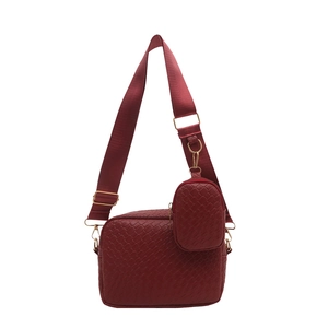 Borsa a tracolla in pelle PU intrecciata rosso scuro con tracolla larga e set