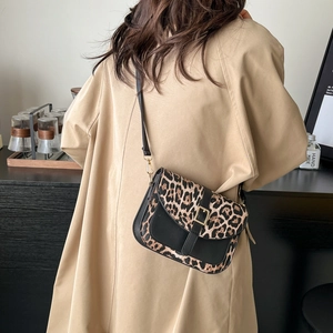 Borsa a tracolla retrò leopardata con cinturino in pelle premium e fibbia dorata elegante