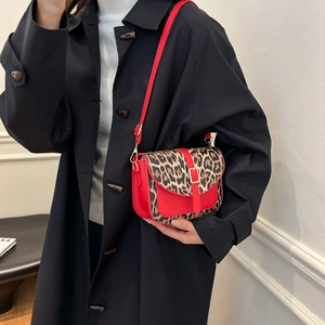 Borsa a tracolla rossa da donna con patta leopardata e fibbia in metallo dorato