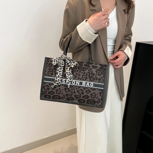 Grand sac cabas tendance pour femme avec imprimé léopard, nœud en soie et texte