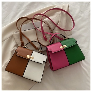Vue détaillée de sacs à main bicolores élégants en marron et rose avec boucle métallique chic