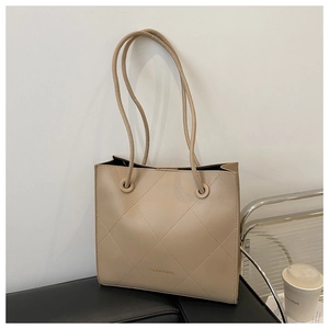 Dettaglio della borsa tote beige trapuntata con cuciture a rombi e logo Fashion & Bags