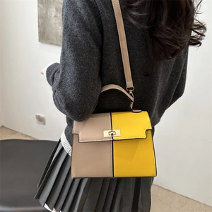 Sac à main tendance bicolore jaune et kaki avec fermoir métallique doré chic