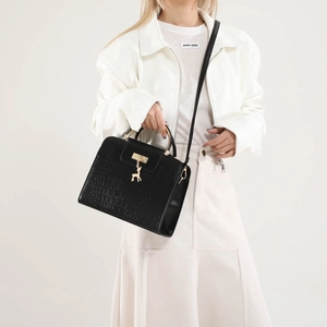 Sac à main élégant noir motif crocodile avec pendentif cerf doré et poignée métal