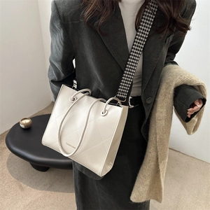 Borsa tote beige trapuntata con tracolla pied-de-poule per il pendolarismo chic