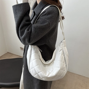 Sac hobo blanc en nylon matelassé à motif de losanges avec large bandoulière