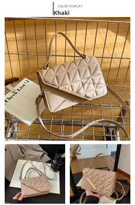 Détail du sac matelassé kaki avec fermoir en métal doré et bandoulière réglable