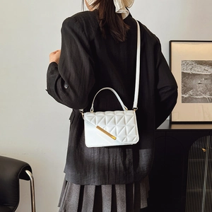 Sac bandoulière blanc matelassé avec motif triangle et boucle dorée pour femme