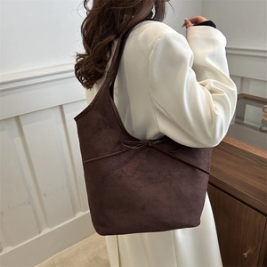 Sac fourre-tout minimaliste en daim marron foncé avec nceud pour un style rétro chic
