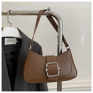 Détail du sac baguette caramel avec boucle argentée rectangulaire et cuir mat élégant