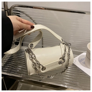 Détail du sac bandoulière blanc cylindrique en cuir avec chaîne argentée et sangle