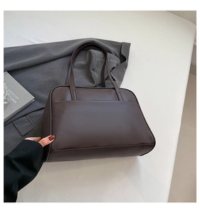 Détail du sac cabas marron foncé en similicuir avec bandoulière longue pour le bureau