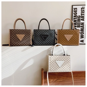 Retro geometric star print tote bags in four colors with adjustable shoulder straps