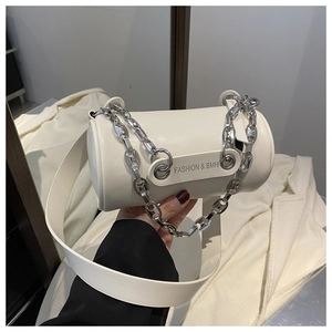 Détail du sac cylindrique blanc cassé avec chaîne argentée et logo FASHION & BMH