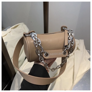 Détail de la chaîne en métal argenté et texture en cuir du sac oreiller latte