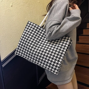 Classic black and white houndstooth tote bag with large capacity for stylish daily commuting
