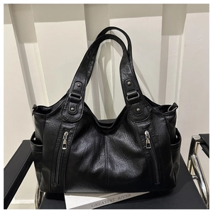 Vue détaillée du sac cabas noir avec texture grainée et doubles fermetures éclair