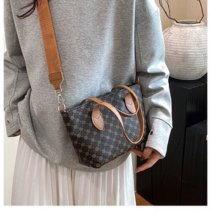 Fashion plaid tote bag with wide textile strap and leather details for crossbody use