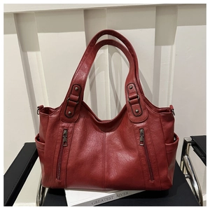 Détail du grand sac cabas bordeaux avec fermetures éclair avant et poches latérales