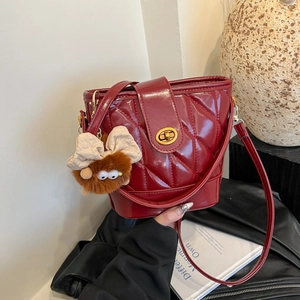 Sac Seau pour Femme en Cuir PU Matelassé Avec Pendentif en Peluche Fermoir en Métal Sac à Bandoulière Pour Bureau Quotidien