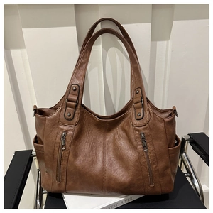 Gros plan d'un sac cabas en cuir marron foncé avec fermetures éclair verticales