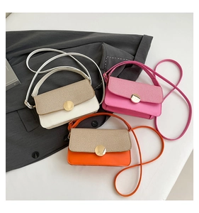 Vue à plat de petits sacs à bandoulière en beige, rose et orange avec rabat tissé