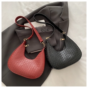 Sacs hobo à texture tressée rouge et noir avec des détails élégants en métal doré