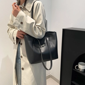 Grand sac cabas noir en cuir avec compartiments pour femmes actives et chic