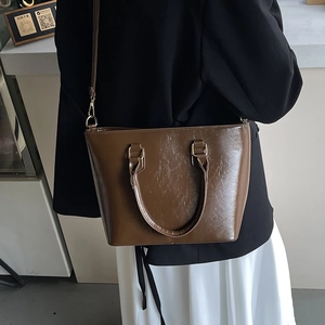 Vintage brown large capacity bucket bag with glossy wrinkled texture and shoulder strap