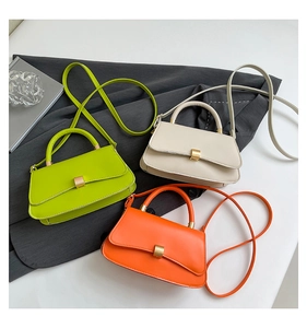 Borse a tracolla quadrate minimaliste in verde, crema e arancio con fibbie dorate