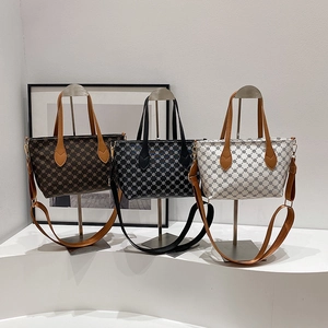 Tote bags with geometric pattern in brown black and beige with detachable straps