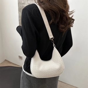 Elegante bolso de hombro media luna blanco roto con relieve de cocodrilo y herrajes dorados