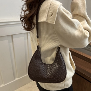 Bolso hobo trenzado marrón oscuro elegante con forma de media luna y diseño minimalista