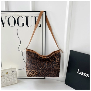 Gros plan du sac cabas léopard avec finitions en cuir marron et grand compartiment