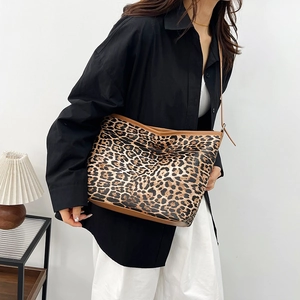 Sac cabas tendance à imprimé léopard avec bordure en cuir marron et grande capacité