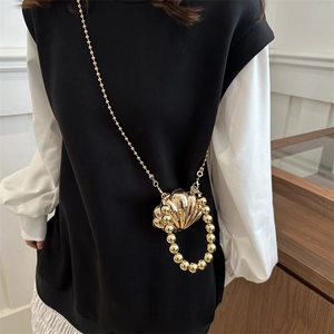 Golden shell-shaped evening clutch bag with bead chain and handle for women
