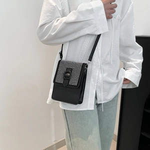 Sac bandoulière noir tendance avec rivets argentés et fermeture à sangle pour femme