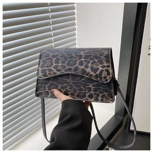 Dettaglio ravvicinato della trama leopardata e chiusura a patta della borsa donna