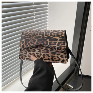 Dettaglio della borsa leopardata con patta ondulata unica e trama in ecopelle
