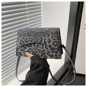 Dettaglio borsa a tracolla leopardata trendy in pelle sintetica con chiusura a patta