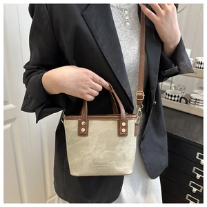 Sac fourre-tout chic en toile beige et cuir marron avec rivets et bandoulière réglable
